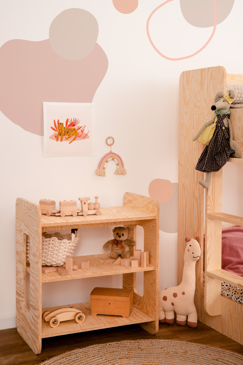 Niedriges Holzregal mit drei Ablagen aus Kiefernsperrholz in Naturholzfarbe